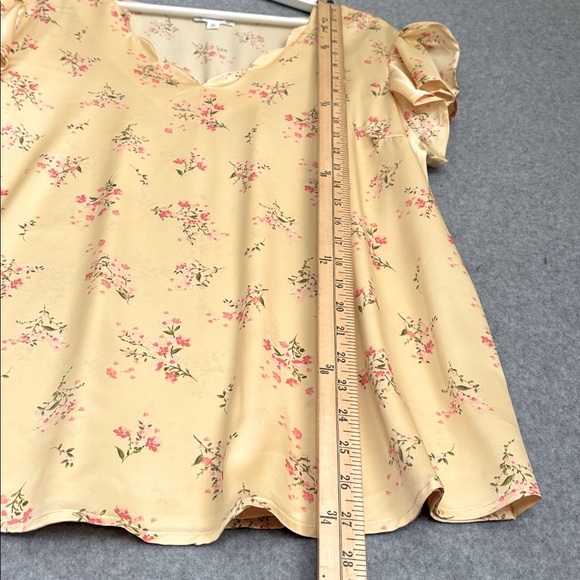 NWT Short Tulip Sleeve Floral Print V-Neck Satin Top 1X Yellow - Picture 8 of 13
